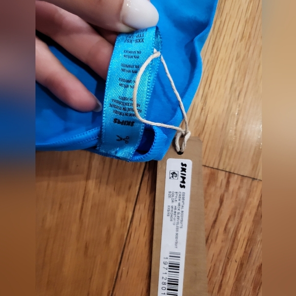 NWT SKIMS ESSENTIAL CREWNECK BODYSUIT IN SOLD OUT COLOR MYKONOS SIZE XXS/XS - Picture 6 of 6